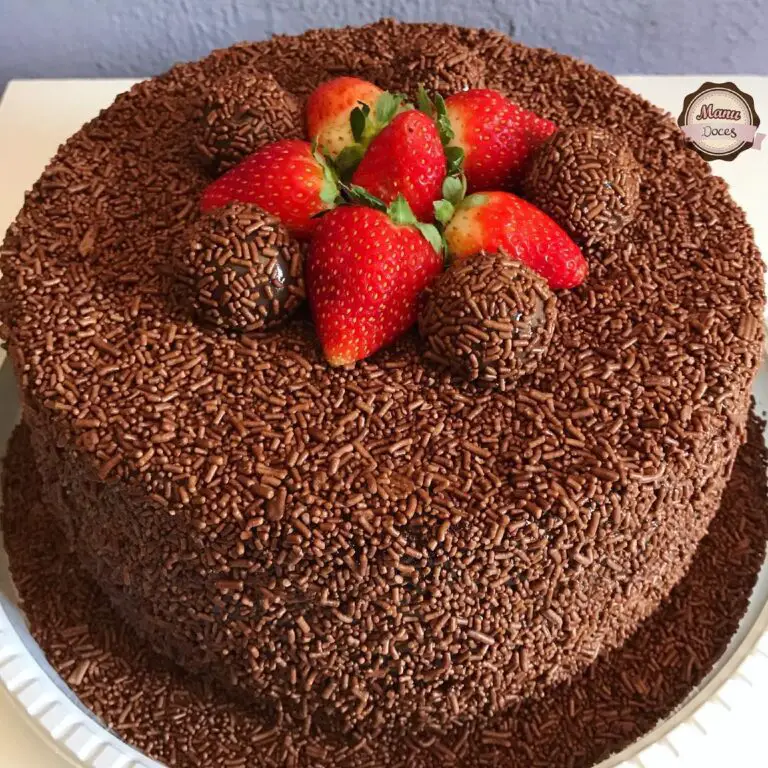 Bolo de Chocolate Úmido e Fácil: A Sobremesa que Todo Mundo Ama!