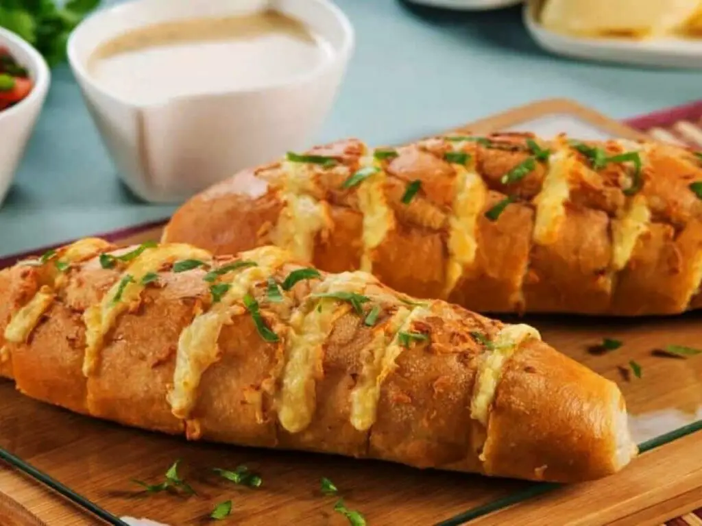 "Pão de Alho Crocante para Churrasco: Perfeito para Aproveitar Pão Francês Amanhecido!"