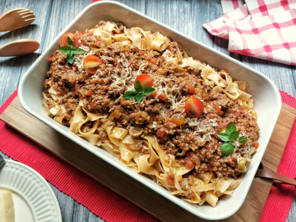 "Macarrão à Bolonhesa Tradicional: Sabor Simples e Irresistível para o Dia a Dia!"