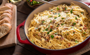 Macarrão à Carbonara: Clássico Italiano com Toque Cremoso Opcional