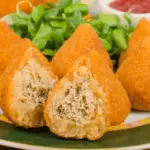 "Coxinha de Mandioca Cremosa: Uma Delícia Irresistível para Saborear a Qualquer Momento!"