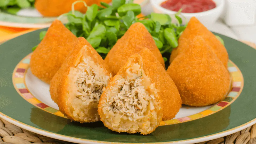 "Coxinha de Mandioca Cremosa: Uma Delícia Irresistível para Saborear a Qualquer Momento!"