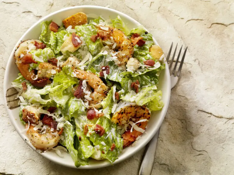 A Salada Caesar é um clássico que combina alface crocante, parmesão, croutons dourados e um molho especial à base de alho, anchovas e limão. Simples e rápida de preparar, é uma opção deliciosa e leve para qualquer refeição. Com ou sem frango grelhado, essa salada traz equilíbrio e sabor marcante a cada garfada!