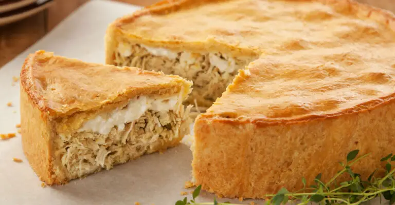 Torta Cremosa de Frango com Queijo: uma delícia que combina sabores e texturas em cada pedaço!