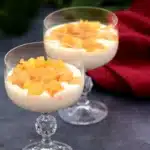 Camadas de doce de abacaxi, creme suave e cobertura leve de claras em neve, criando uma sobremesa refrescante e saborosa.