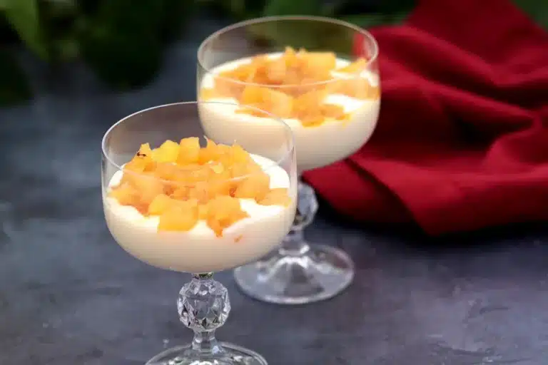 Camadas de doce de abacaxi, creme suave e cobertura leve de claras em neve, criando uma sobremesa refrescante e saborosa.