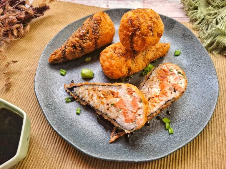 Imagem de um temaki frito dourado e crocante, servido em um prato elegante ao lado de molho shoyu, decorado com cebolinha e gergelim.